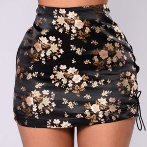 Satin print black skirt